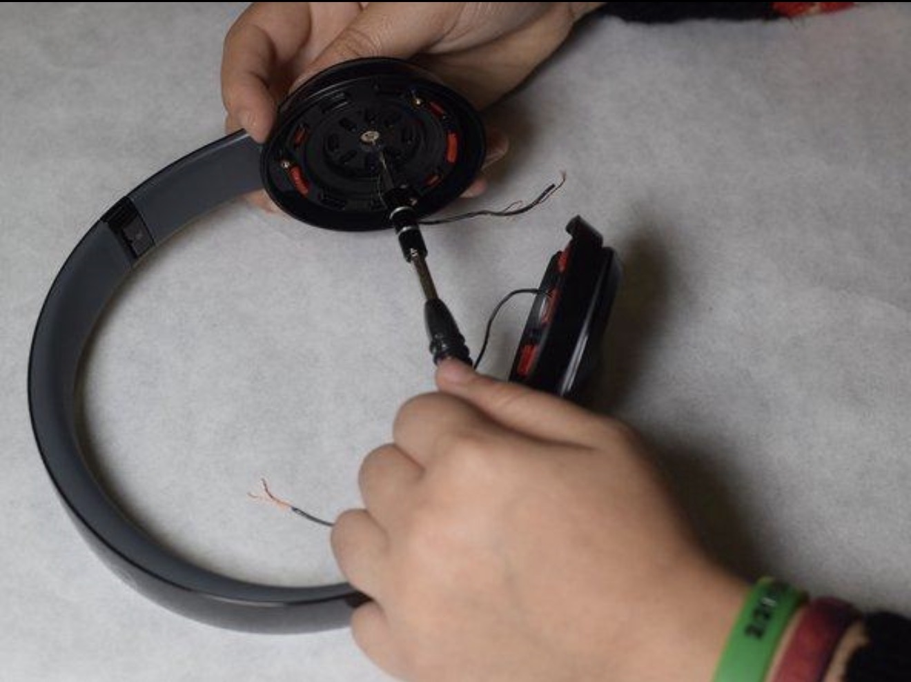 باز کردن و تعمیر هدفون Beats