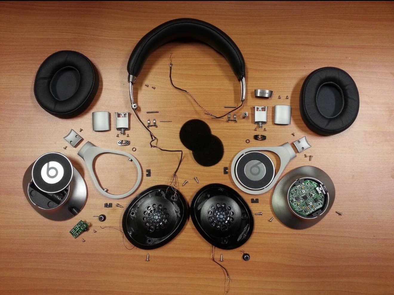 قطعات داخلی و اجزای هدفون Beats در فرآیند تعمیر